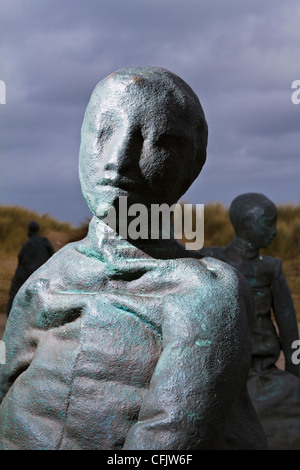 Chiffres de la pièce 'conversation' par le sculpteur espagnol Juan Munoz à Littlehaven, South Shields, South Tyneside, Angleterre Banque D'Images