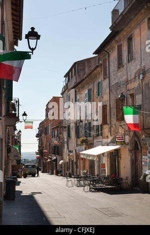 Corso Garibaldi à Ariccia avec restaurant de la rue vide et Drapeaux Italien Banque D'Images