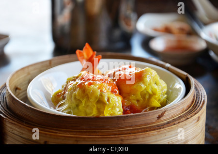 Boulettes de crevettes à la vapeur dim sum , nouilles cellophane et délicieuse sauce Banque D'Images