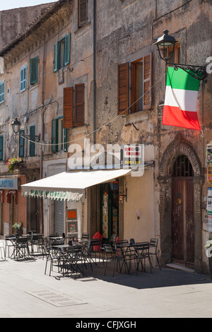 Corso Garibaldi à Ariccia avec restaurant de la rue vide et Drapeaux Italien Banque D'Images