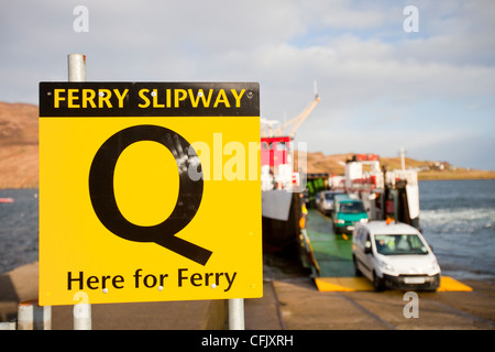 Le terminal de ferry à Raasay Sconser sur l'île de Skye, Écosse, Royaume-Uni, avec le traversier Raasay en arrière-plan. Banque D'Images