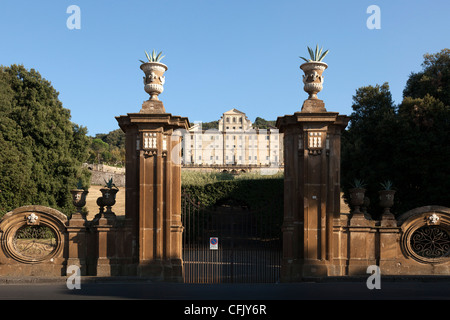 Villa Aldobrandini et portes vu de centre de Frascati, Latium Banque D'Images