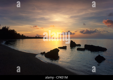 Coucher du soleil à Pau Pau Beach, San Roque, Saipan. Banque D'Images