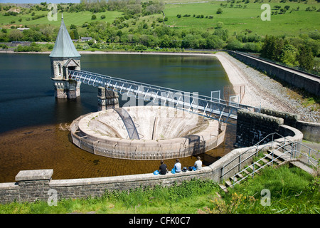 Le trop-plein et évacuer à tour réservoir Pontsticill, Merthyr Tydfil, au Pays de Galles Banque D'Images