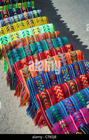Des couvertures tissées par les Indiens Tarahumara, en vente par vendeur de rue en Divisadero ; Copper Canyon, Chihuahua, Mexique. Banque D'Images