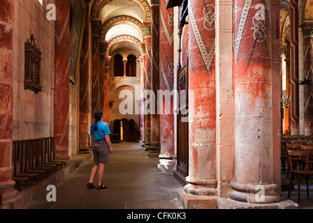 Visiteur femme dans l'église Romane Saint-Austremoine église décorée, Issoire, Puy-de-Dôme, Auvergne, France Banque D'Images