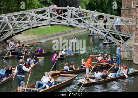 Chaotique en barque sur la rivière Cam par la Cambridge University students sous le pont mathématique à Cambridge Banque D'Images