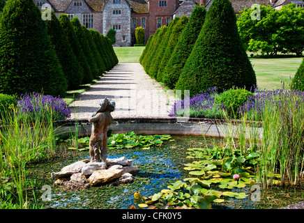 Bassin d,statue et dans les topiaires un jardin anglais de Littlecote Manor dans le Berkshire, Angleterre, RU Banque D'Images