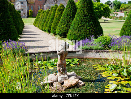 Bassin d,statue et dans les topiaires un jardin anglais de Littlecote Manor dans le Berkshire, Angleterre, RU Banque D'Images