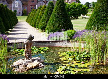 Bassin d,statue et dans les topiaires un jardin anglais de Littlecote Manor dans le Berkshire, Angleterre, RU Banque D'Images