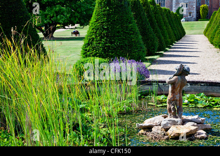 Bassin d,statue et dans les topiaires un jardin anglais de Littlecote Manor dans le Berkshire, Angleterre, RU Banque D'Images