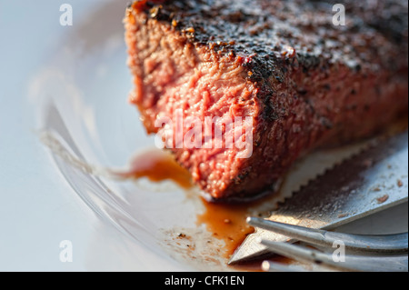 Close Up of Cut Steak de boeuf grillé sur une plaque Banque D'Images