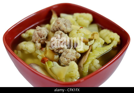 Soupe claire avec hachis de porc et de légumes Banque D'Images