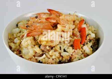 Crevettes et porc émincé frit avec piment et basilic sur le riz Banque D'Images