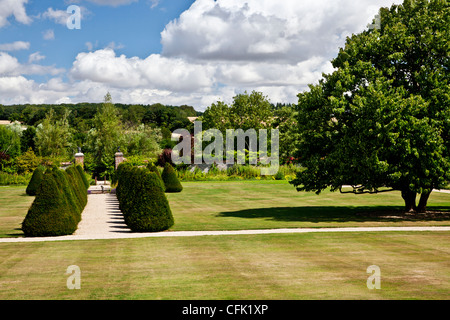 Vue sur la pelouse du jardin anglais de Littlecote Manor dans le Berkshire, Angleterre, RU Banque D'Images