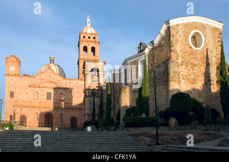 L'église de San Antonio de Padua et étapes au lever du soleil à Tapalpa Mexique Banque D'Images