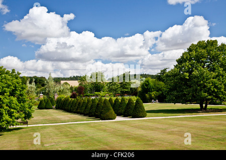 Vue sur la pelouse du jardin anglais de Littlecote Manor dans le Berkshire, Angleterre, RU Banque D'Images