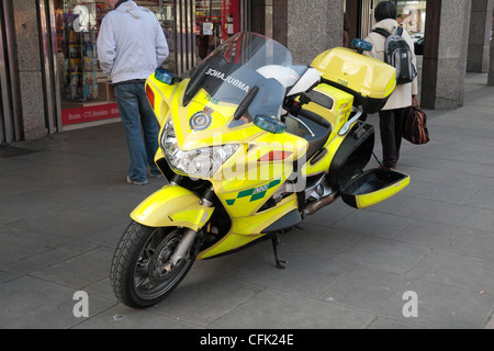 Un London Ambulance Service moto paramédic, Londres, Royaume-Uni. Banque D'Images