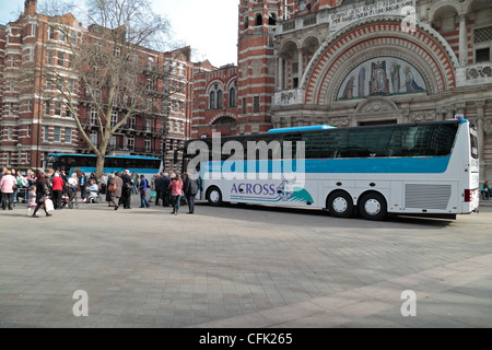 Le nouveau voyage Jumbulance étant dédiée à l'extérieur de la cathédrale de Westminster, Londres, Royaume-Uni le 11 mars 2012. Banque D'Images