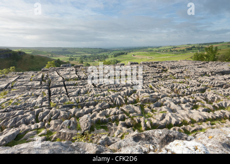 Vue de Malham Cove - lapiez dans le Yorkshire Dales National Park - Harry Potter et les Reliques de la location Banque D'Images