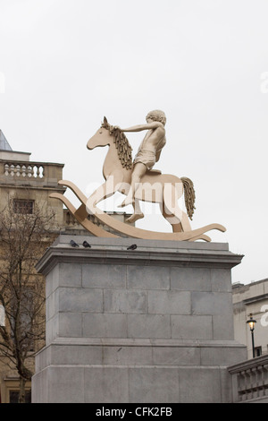 Trafalgar Square Londres Angleterre Royaume-uni sculpture en bronze doré le portrait d'un garçon sur un cheval à bascule géant Banque D'Images