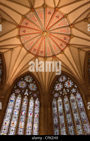 York Minster Chapter House - incroyable chambre octogonale avec de belles voûtes en éventail et vitraux Banque D'Images