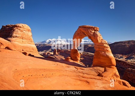 Delicate Arch avec les montagnes au loin LaSalle, Arches National Park, Moab, Utah, USA Banque D'Images