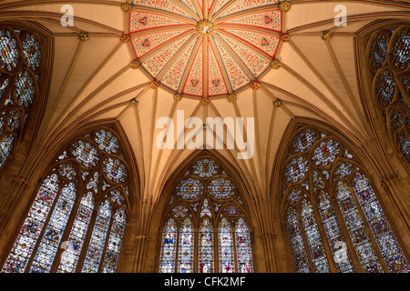 York Minster Chapter House - incroyable chambre octogonale avec de belles voûtes en éventail et vitraux Banque D'Images