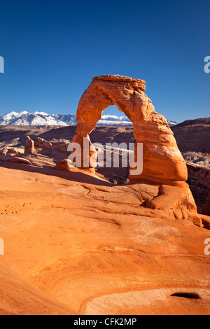 Delicate Arch avec les montagnes au loin LaSalle, Arches National Park, Moab, Utah, USA Banque D'Images