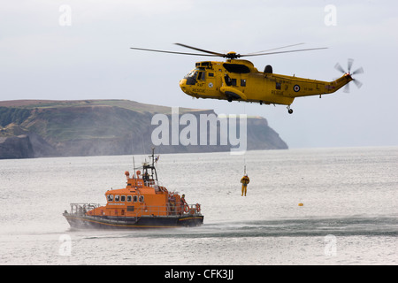 Recherche et sauvetage air-mer RAF hélicoptère Sea King et de sauvetage de la RNLI sur l'exercice de treuillage, Whitby, North Yorkshire Banque D'Images