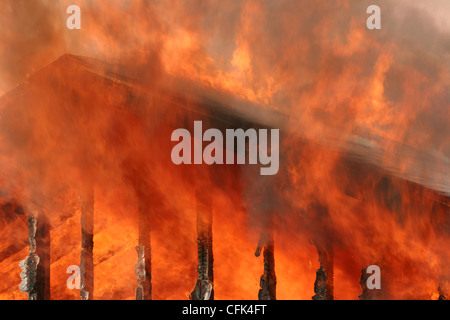 Un toit de maison en feu Banque D'Images