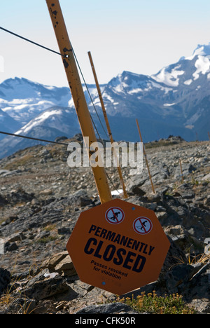 Inscrivez-vous sur le sol dans les montagnes de Whistler, Colombie-Britannique, Canada indiquant salon fermé en permanence Banque D'Images