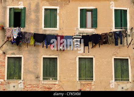 Blanchisserie étendus dehors appartements à Venise, Italie. Banque D'Images
