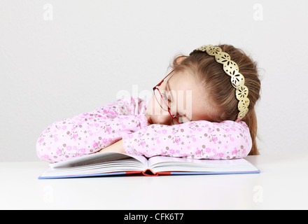 Lycéenne fatigué dormir sur livre au lieu de l'apprentissage Banque D'Images