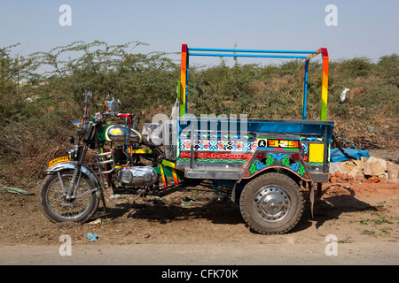 Une marque nouvelle Asie colorés taxi moto garée à côté d'une route dans le Gujarat Inde Banque D'Images