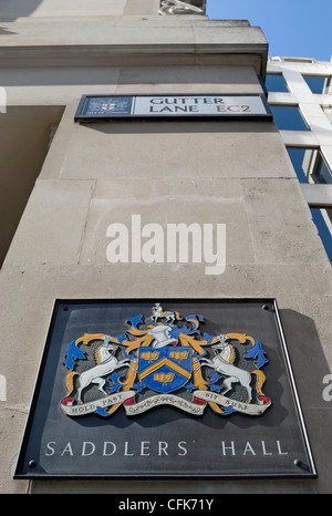 Plaque avec marquage des armoiries saddlers hall, base de la Worshipful Company of selliers, dans la ville de Londres, Angleterre Banque D'Images