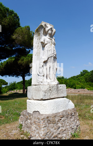 Ostia Antica. Le Latium. L'Italie. Vue de la statue colossale de Victoire ailée représentant Minerve déesse de la liberté de la ville. Banque D'Images