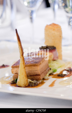 Nouvelle cuisine plat de porc dans un restaurant étoilé au guide Michelin Banque D'Images