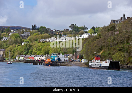 Vue sur la petite ville de Tobermory sur l'île de Mull en Écosse de l'ouest du Sound of Mull avec ferry près de Pier Banque D'Images