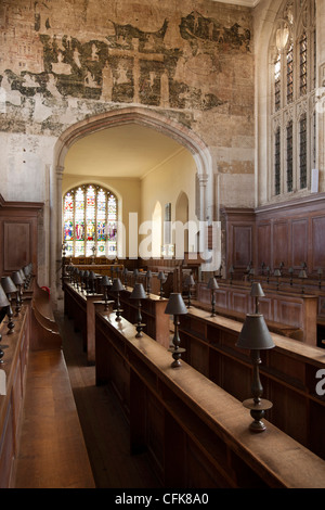 Le Warwickshire, Stratford sur Avon, chapelle de la Guilde de l'intérieur, les restes de jour du jugement peinture murale médiévale au-dessus du choeur arch Banque D'Images