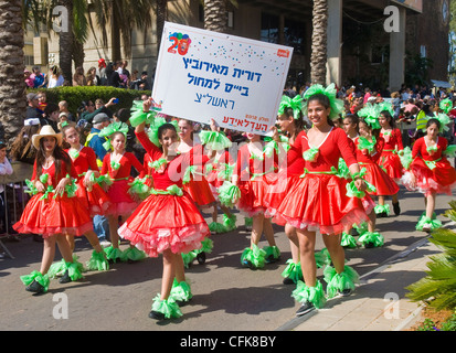 Les participants de l'école passent par la rue au cours de l'événement en Adloyada Holon Israël Banque D'Images