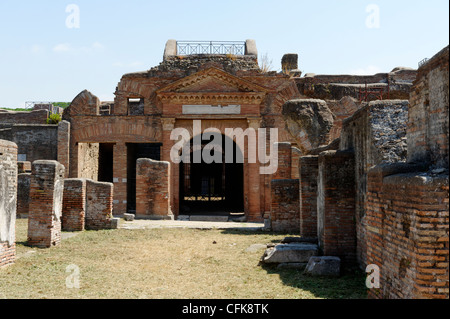 Ostia Antica. Le Latium. L'Italie. Vue de l'entrée principale Horrea Epagathiana entrepôts privés datant du milieu du 2e Banque D'Images