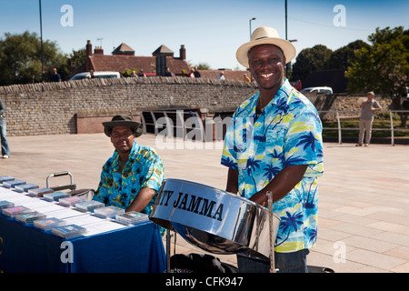 Le Warwickshire, Stratford sur Avon, animations de rue, aux spectacles de musiciens Caraïbes à Bancroft Gardens Banque D'Images