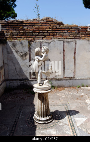 Ostia Antica. Le Latium. L'Italie. Vue de la copie de la romantique en groupe d'Amour et Psyché debout sur socle cannelé Banque D'Images