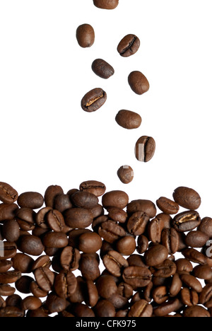 Les grains de café Arabica de tomber dans la pile. L'accent sur la chute des haricots. Banque D'Images