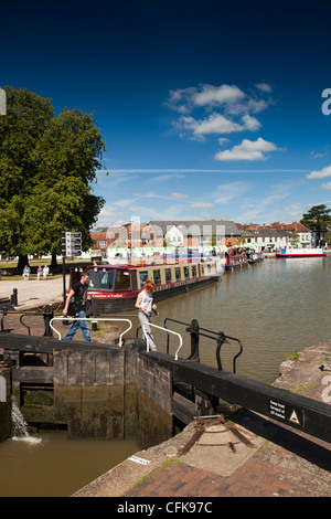 Le Warwickshire, Stratford sur Avon, les visiteurs qui traversent le pont de porte d'écluse du canal Banque D'Images