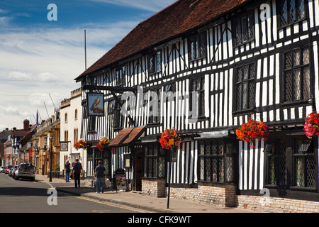 Le Warwickshire, Stratford sur Avon, Chapel Street, Falcon Inn, hôtel à colombages avec des paniers suspendus Banque D'Images