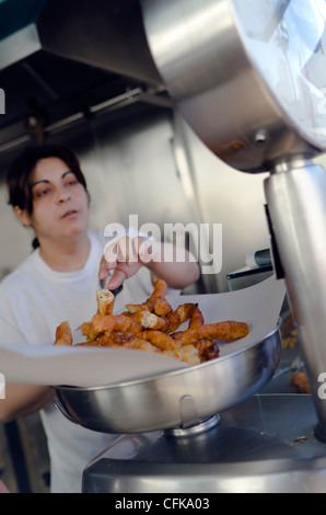 Femme vendant petit déjeuner typique espagnol "churros" Banque D'Images