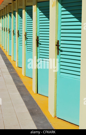 Ligne de vue de turquoise et jaune des cabines de plage, Rimini, Italie Banque D'Images