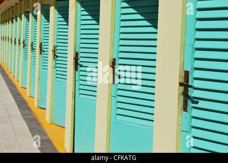 Ligne de vue de turquoise et jaune des cabines de plage, Rimini, Italie Banque D'Images